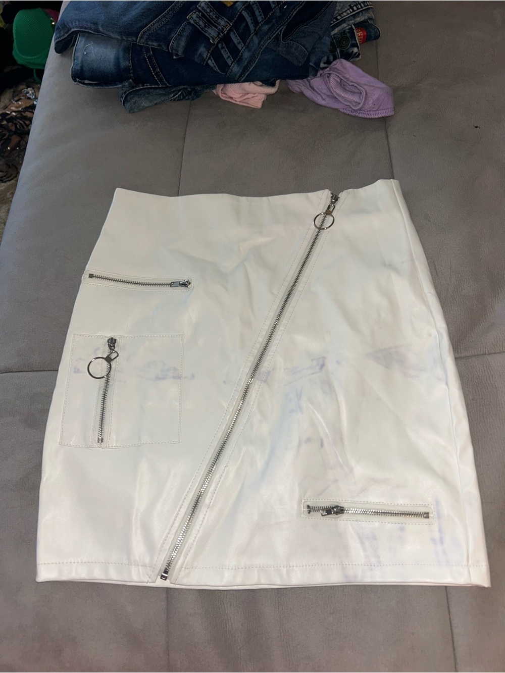 Medium White Faux Leather Zip-Accent Mini Skirt, Stained